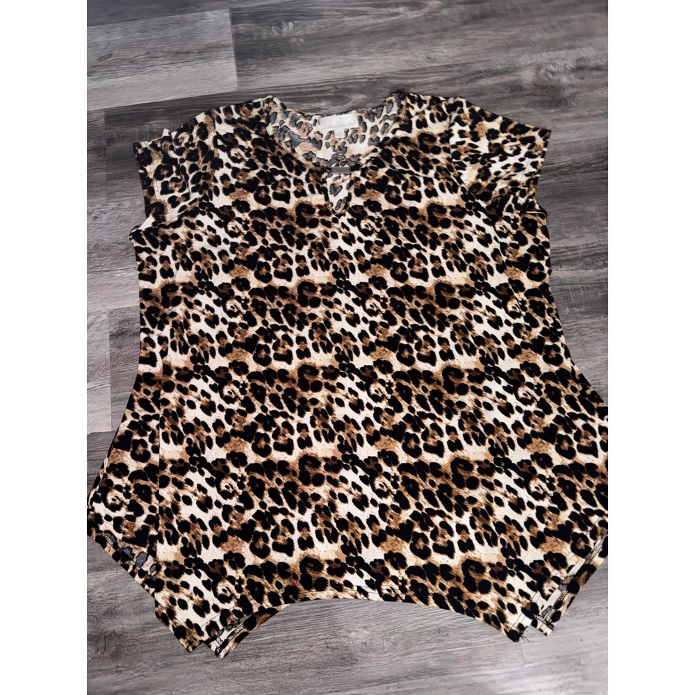 Carolyn Taylor Woman Leopard Print Top Sharkbite Hem V-Neck Metal Detail 2X
